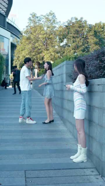 情侣吵架炸裂吃瓜,一场网络热议的甜蜜闹剧