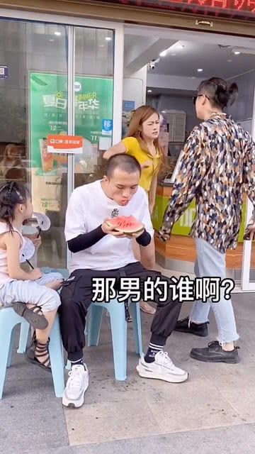 情侣吵架炸裂吃瓜,一场网络热议的甜蜜闹剧