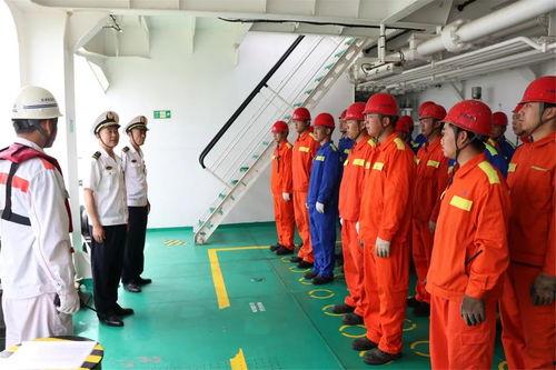 船员吃瓜,船员们的休闲时光