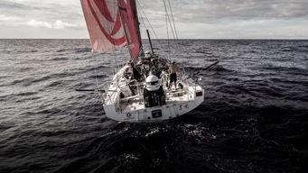 船员吃瓜,船员们的休闲时光