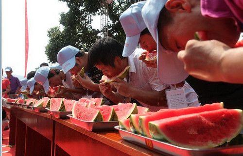 吃瓜大赛英文,Summertime Spectacle: The Thrilling Tale of the International Watermelon Eating Championship!