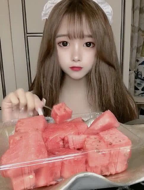 小姐姐吃瓜不停,小姐姐吃瓜不停,揭秘娱乐圈幕后故事