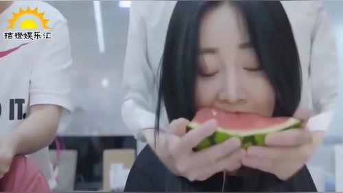 小姐姐吃瓜不停,小姐姐吃瓜不停,揭秘娱乐圈幕后故事