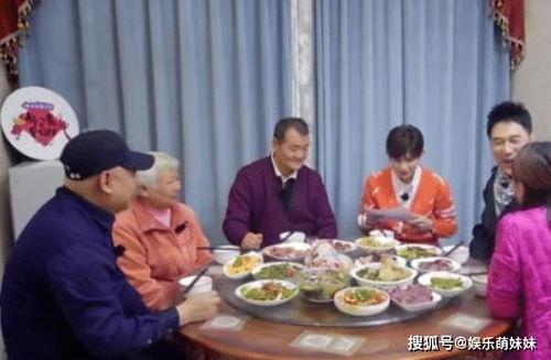 全家带凳子吃瓜演员