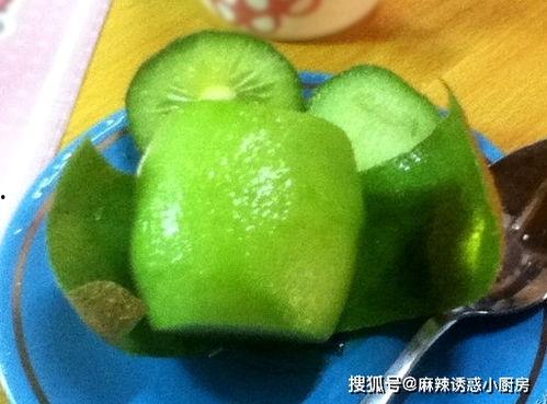 挖着吃哈密瓜,尽享哈密瓜的甘甜滋味