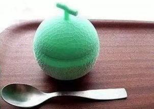 挖着吃哈密瓜,尽享哈密瓜的甘甜滋味